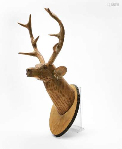 Tête de cerf<br />
Bois sculpté, H 45 cm