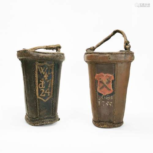 Deux seaux à incendie datés 1724 et 1755<br />
Cuir, H 35 cm