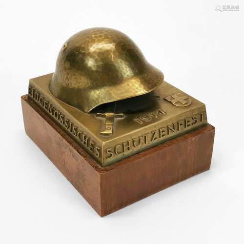 Presse-papier, Luzern 1939<br />
Bronze et bois, L 10 cm