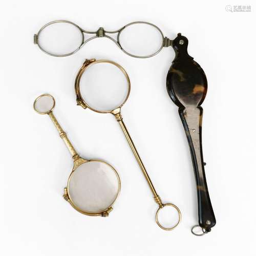 Suite de trois paires de lunettes face à main <br />
Métal d...