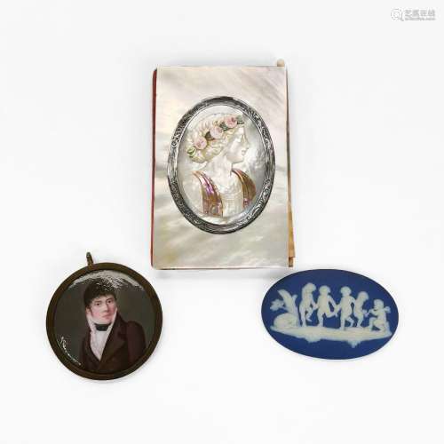 Carnet de bal, miniature d'homme et plaque à décor de putti<...