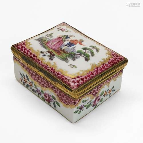 Tabatière à décor de scène galante<br />
Porcelaine, L 8 cm