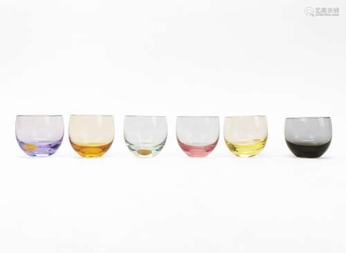 Suite de six verres à liqueur<br />
Moser, verre, H 5 cm