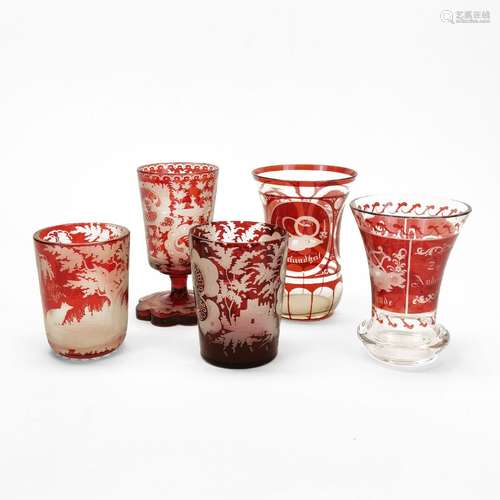 Collection de cinq verres grenats à décor gravé<br />
Bohème...