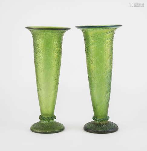 Paire de vases trompette dans le style de Loetz<br />
Verre ...