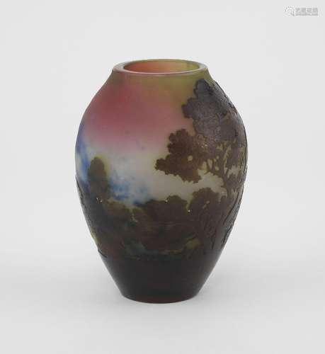 Vase ovoïde signé Gallé<br />
Verre multicouches dégagé à l'...