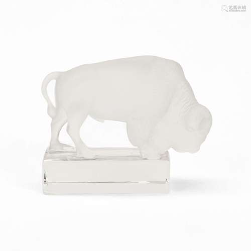 Bison signé Lalique France<br />
Verre moulé pressé, L 12,5 ...