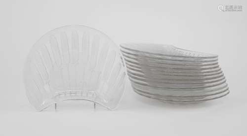 Suite de 12 raviers à motif d'épi signés Lalique<br />
Verre...