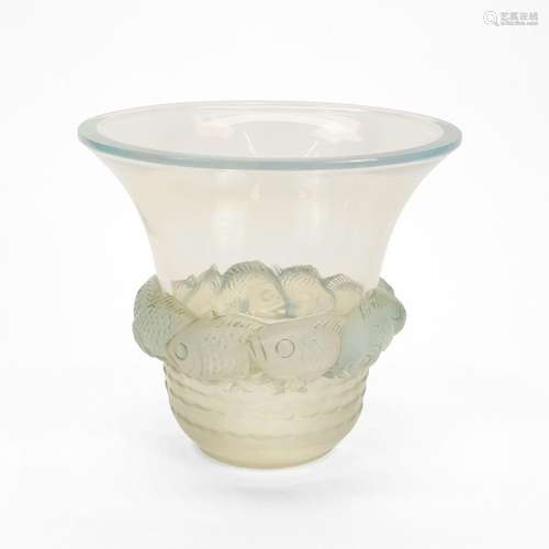 Vase signé Lalique France<br />
Verre bleuté à décor de pois...