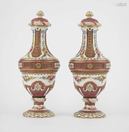 Paire de vases dans le style de Sèvres à décor de fleurs sur...