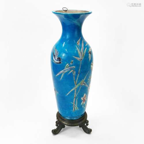 Vase à décor de lotus et libellules <br />
Céramique émaillé...