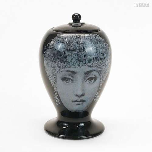 Boîte couverte, Fornasetti<br />
Porcelaine, H 15 cm