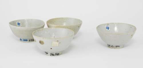 4 bols, Chine, fin de la dynastie des Ming <br />
Porcelaine...