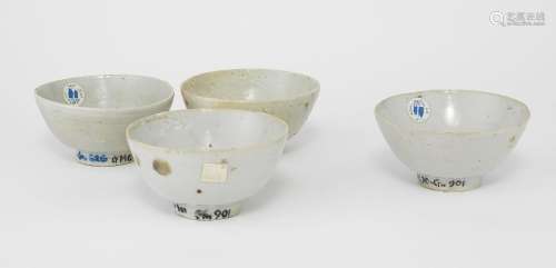 4 bols, Chine, fin de la dynastie des Ming <br />
Porcelaine...