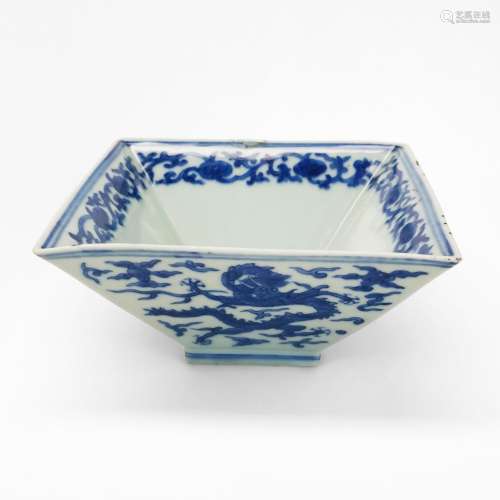 Coupe carré Jiajing, Chine<br />
Porcelaine émaillée bleu et...