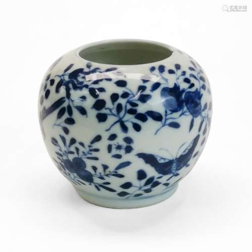 Vase boule, Chine, XXe s, marque Kangxi apocryphe<br />
Porc...