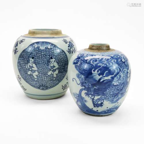 Deux pots à gingembre, Chine<br />
Porcelaine émaillée bleu ...