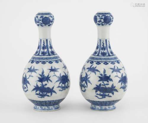 Paire de vases oignon, Chine, XIXe - XXe s<br />
Porcelaine ...