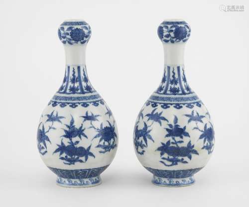 Paire de vases oignon, Chine, XIXe - XXe s<br />
Porcelaine ...