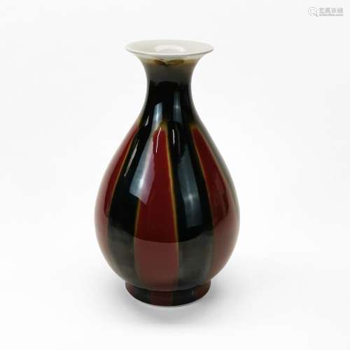 Vase pansu, Chine, XXe s<br />
Porcelaine émaillée rouge et ...