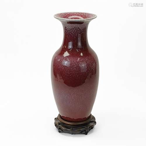 Vase balustre sang de boeuf, Chine<br />
Porcelaine émaillée...