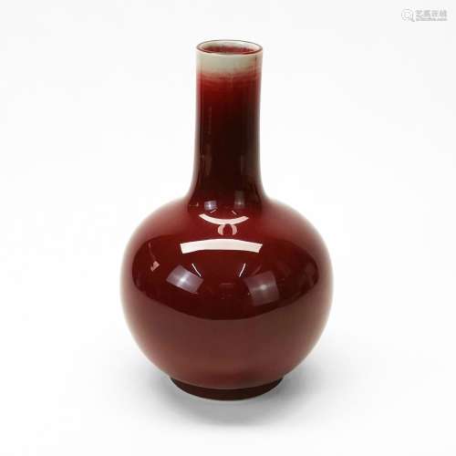 Vase à long col sang de bœuf, Chine <br />
Porcelaine émaill...