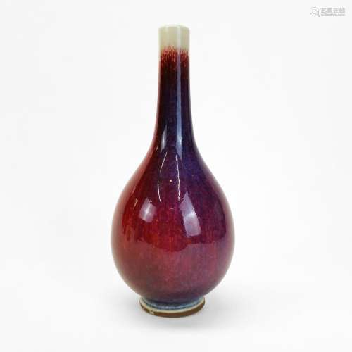 Petit vase, Chine, XXe s<br />
Porcelaine émaillée aubergine...