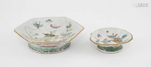 Deux coupes sur pied, famille rose, Chine <br />
Porcelaine ...