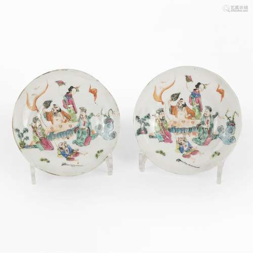 Paire d'assiettes famille rose, Chine<br />
Porcelaine émail...