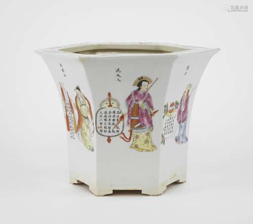 Cache-pot hexagonal, famille rose, Chine<br />
Porcelaine ém...