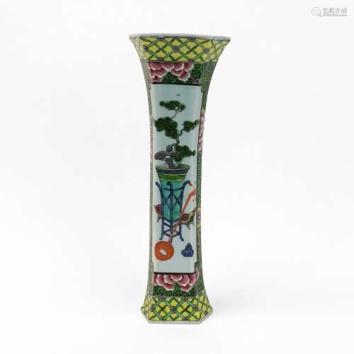 Vase famille verte, Chine, XXe s<br />
Porcelaine émaillée p...