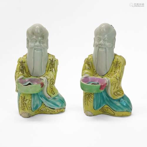 Paire de sages, Chine<br />
Porcelaine émaillée polychrome, ...