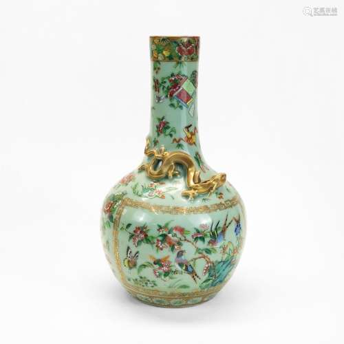 Vase, Canton, Chine, fin XIXe s<br />
Porcelaine émaillée à ...
