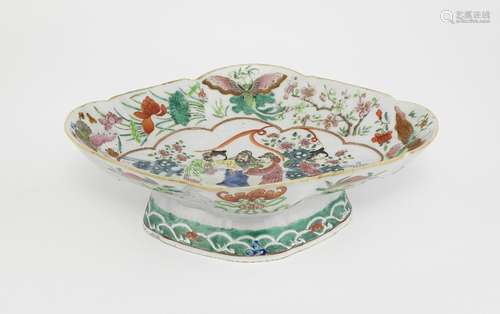 Coupe polylobée sur pied, Chine, milieu XIXe s<br />
Porcela...