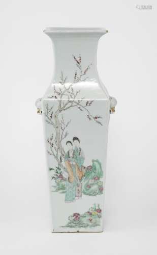 Vase à section carrée, Chine, XXe s<br />
Porcelaine émaillé...