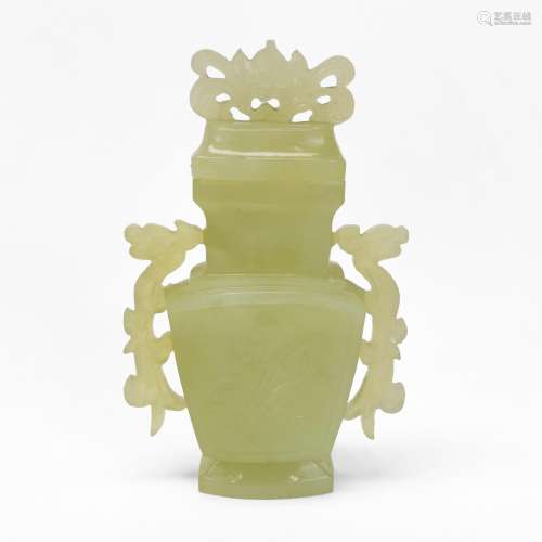 Vase à anses, Chine<br />
Jadéite sculptée, H 14 cm