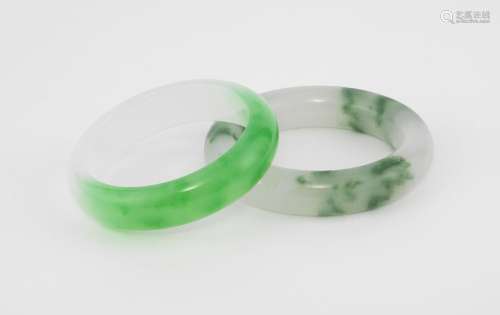 Deux bracelets jonc, Chine<br />
Jade clair avec taches vert...