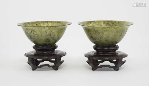 Paire de bols, Chine<br />
Jade épinard, D 10 cm