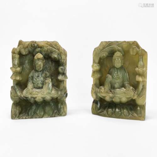 Deux bas-relief à motif de bouddhas, Chine<br />
Jade vert, ...