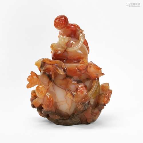 Vase couvert, Chine<br />
Agate, H 17 cm