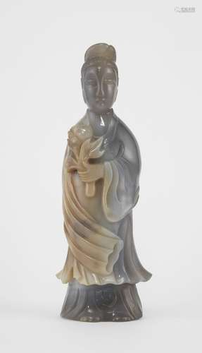 Guanyin, Chine, XIXe s<br />
Agate sculptée, H 31 cm