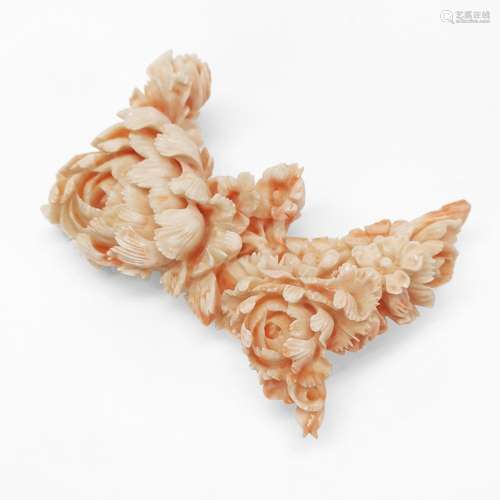 Composition florale, Chine <br />
Corail sculpté, L 10 cm, 1...