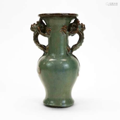 Vase balustre à anses de dragon, Japon<br />
Grès émaillé,H ...