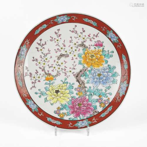 Grand plat Japon dans le style chinois <br />
Porcelaine éma...