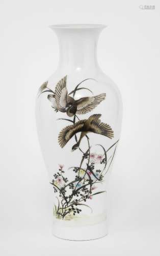 Vase, Japon, XXe s<br />
Porcelaine émaillée à décor d'oisea...