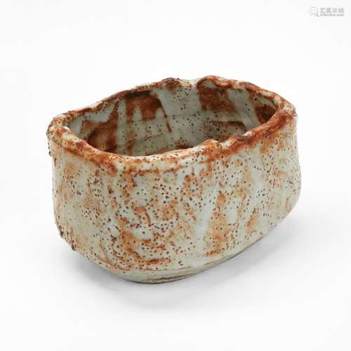 Bol, Japon<br />
Céramique, émaillée rouge et gris, L 19 cm