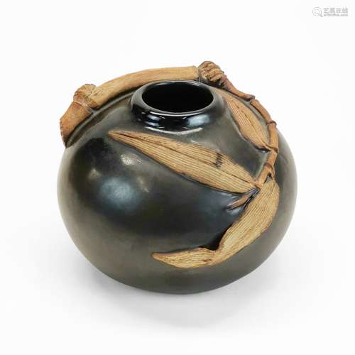 Vase japonisant à motifs de bambous<br />
Grès émaillé brun,...