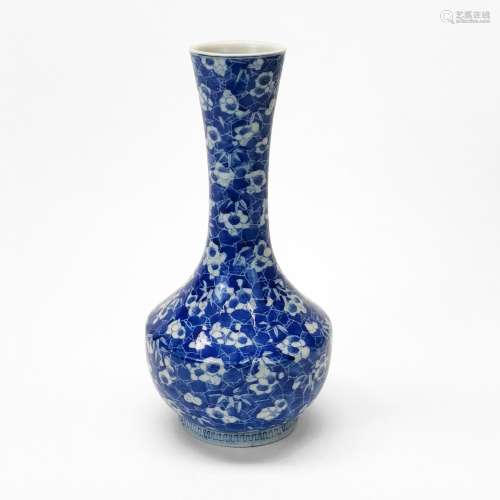 Vase cornet, Japon, circa 1900<br />
Porcelaine émaillée ble...