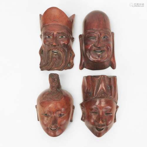 Suite de 4 masques miniatures, Japon<br />
Bois, H 8 cm