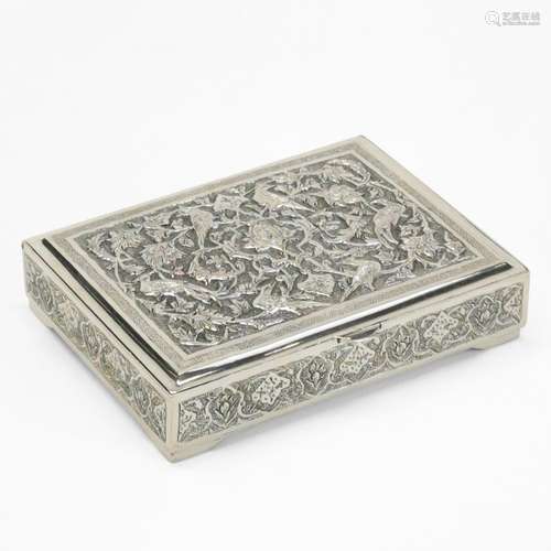 Boîte à décor de rinceaux, Iran<br />
Argent, L 12 cm, 270 g